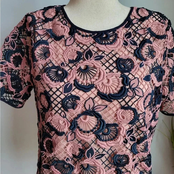 Ann Taylor Pink Navy Crochet Floral Lace Layered Short Sleeve Top SZ 8 Preppy - Picture 4 of 12